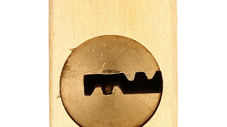 Žalvarinė pakabinama spyna nuo įsilaužimo 90 mm papildoma spyna – lizdinė pakuotė – 1 vnt. - Image 5